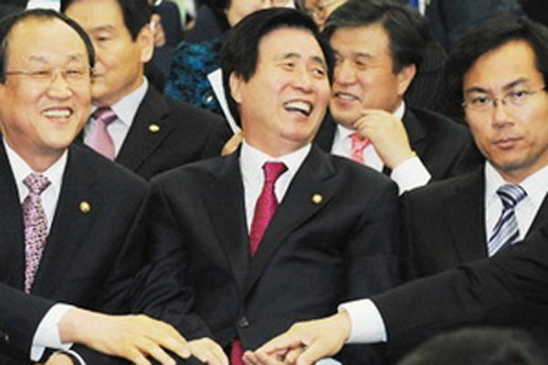 Ông Ko Heung-kil (giữa).