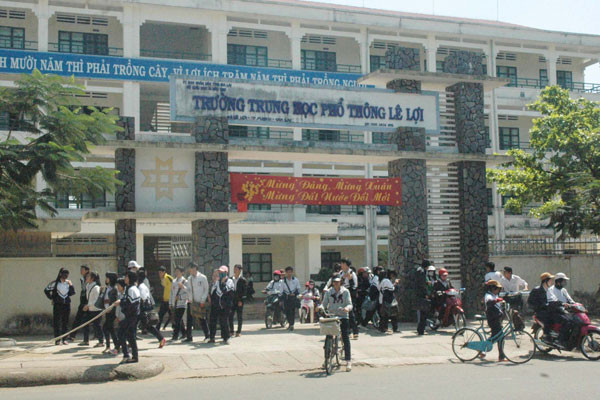 Trường THPT Lê Lợi, TP. Pleiku nơi Ban Giám hiệu nhà trường đề ra những khoản thu ngoài ngân sách gấp nhiều lần quy định của UBND tỉnh. Trường THPT Lê Lợi, TP. Pleiku nơi Ban Giám hiệu nhà trường đề ra những khoản thu ngoài ngân sách gấp nhiều lần quy định của UBND tỉnh.