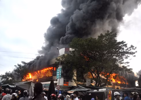 Chợ Quảng Ngãi, chợ đầu mối trung tâm của tỉnh này bốc cháy kéo dài từ 4h sáng đến 8h sáng nay vẫn chưa thể dập tắt.