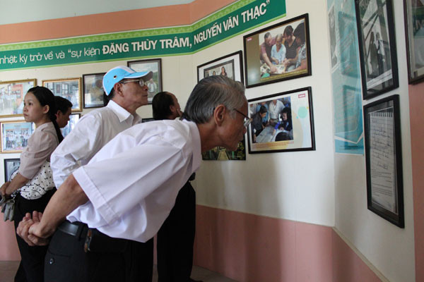 Khách du lịch tham quan chủ yếu tự tìm hiểu, thiếu hướng dẫn viên du lịch. Ảnh: Trường An Khách du lịch thăm quan chủ yếu tự tìm hiểu thiếu hướng dẫn viên du lịch. Ảnh: Trường An