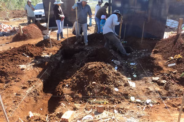 Dù đã nhiều ngày trôi qua nhưng ngôi mộ vẫn chưa xây được phần khung cốt. Ảnh: Hoài Lâm
