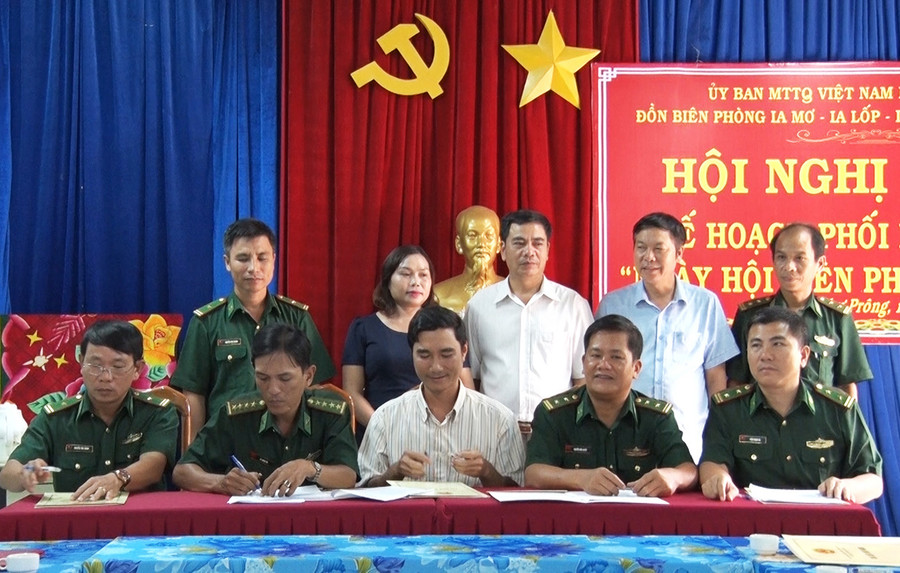 Quang cảnh lễ ký kết. Ảnh: Anh Huy Ủy ban MTTQ Việt Nam huyện phối hợp với các Đồn Biên phòng và Tiểu đoàn Huấn luyện-Cơ động ký kết chương trình. Ảnh: Anh Huy