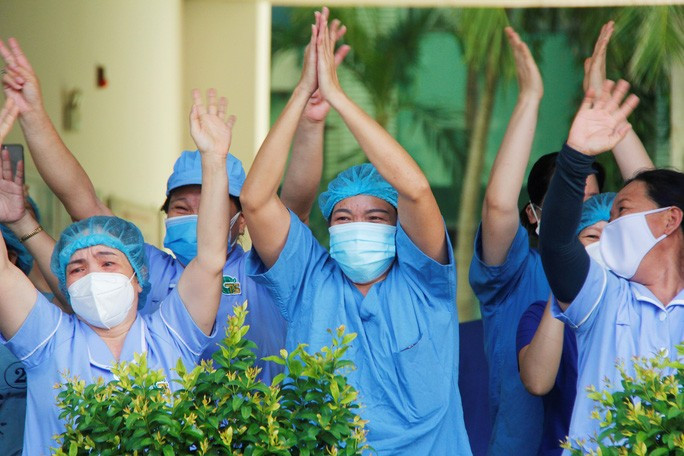 Các nhân viên y tế Bệnh viện Đà Nẵng xúc động trong thời khắc dỡ phong tỏa Ảnh: QUANG LUẬT