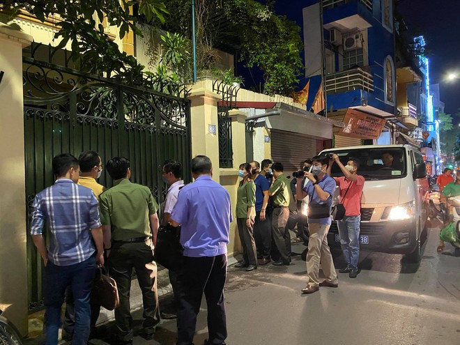 Lực lượng chức năng tiến hành khám xét nhà riêng của ông Nguyễn Đức Chung tại phố Trung Liệt, Q.Đống Đa, Hà Nội ẢNH Đ.T