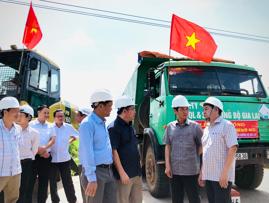 Lãnh đạo Sở Giao thông-Vận tải và lãnh đạo các địa phương tại lễ động thổ dự án cải tạo, nâng cấp quốc lộ 25. Ảnh: Lê Hòa 