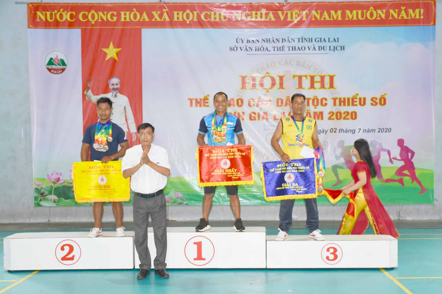  Anh Y Khưm trên bục nhận huy chương vàng tại Hội thi thể thao các dân tộc thiểu số tỉnh năm 2020. Ảnh: Hà Phương