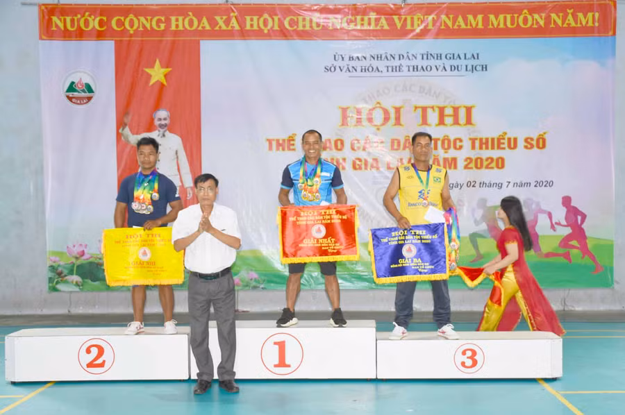  Anh Y Khưm trên bục nhận huy chương vàng tại Hội thi thể thao các dân tộc thiểu số tỉnh năm 2020. Ảnh: Hà Phương