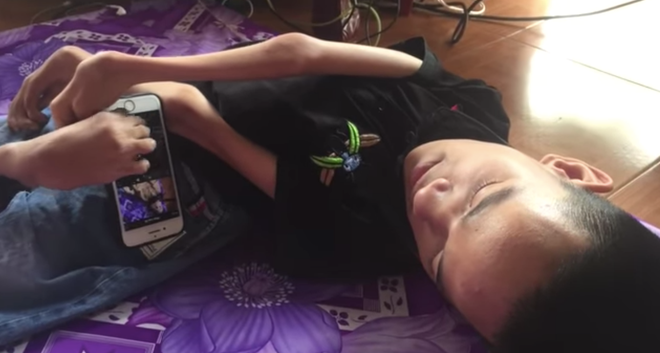 Hiện tượng mạng Văn Tâm tự mày mò, học cách sử dụng điện thoại