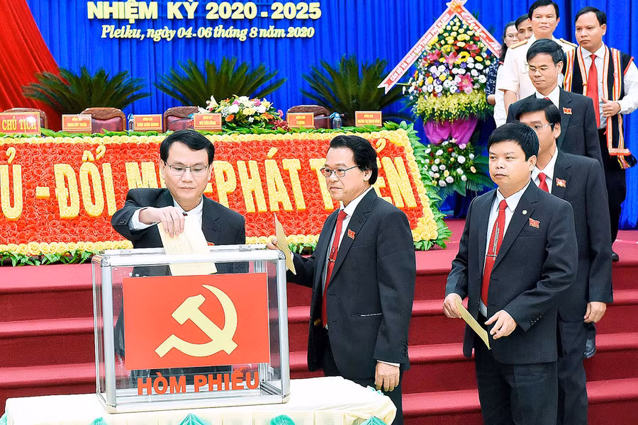  Các đại biểu bỏ phiếu bầu Ban Chấp hành Đảng bộ TP. Pleiku nhiệm kỳ 2020-2025. Ảnh: ĐỨC THỤY