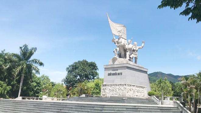 Tượng đài Khởi nghĩa Ba Tơ ở thị trấn huyện lỵ Ba Tơ (Quảng Ngãi) TRẦN ĐĂNG