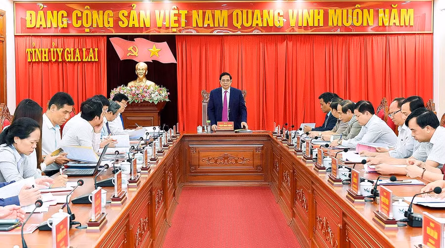 đồng chí Phạm Minh Chính-Ủy viên Bộ Chính trị, Bí thư Trung ương Đảng, Trưởng ban Tổ chức Trung ương làm việc với Ban Thường vụ Tỉnh ủy về công tác Đại hội Đảng. Ảnh: Đức Thụy