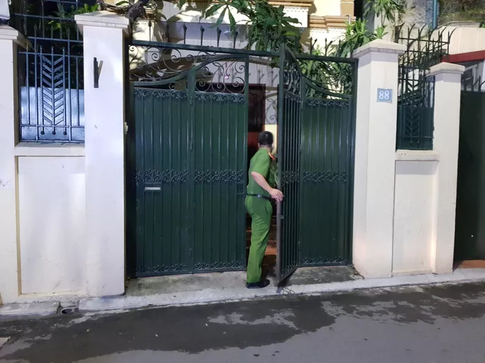 Cảnh sát nhanh chóng đi vào trong ngôi nhà