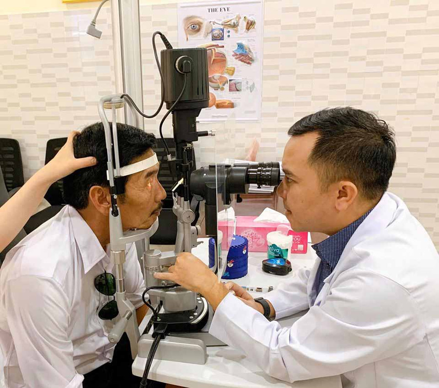 Bác sĩ Bệnh viện Mắt Quốc tế Sài Gòn-Gia Lai khám cho người dân. Ảnh: Lê Đình Trọng