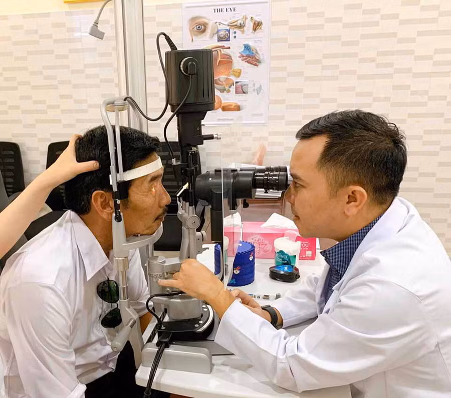 Bác sĩ Bệnh viện Mắt Quốc tế Sài Gòn-Gia Lai khám cho người dân. Ảnh: Lê Đình Trọng