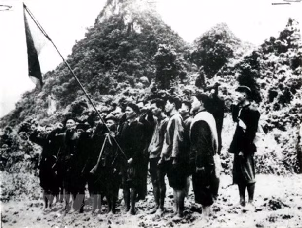 Đội Cứu quốc quân tập luyện tại hang Lùng Đán, huyện Bắc Sơn, tỉnh Lạng Sơn. (Ảnh: Tư liệu/TTXVN)