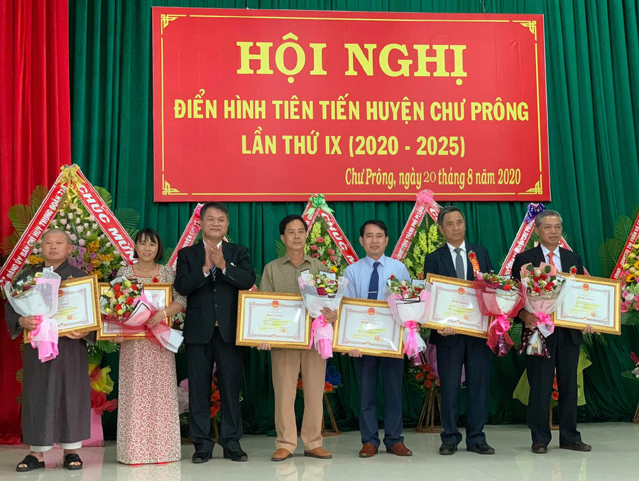  Tặng bằng khen của Chủ tịch UBND tỉnh cho các cá nhân có thành tích xuất sắc trong phong trào thi đua. Ảnh: N.H