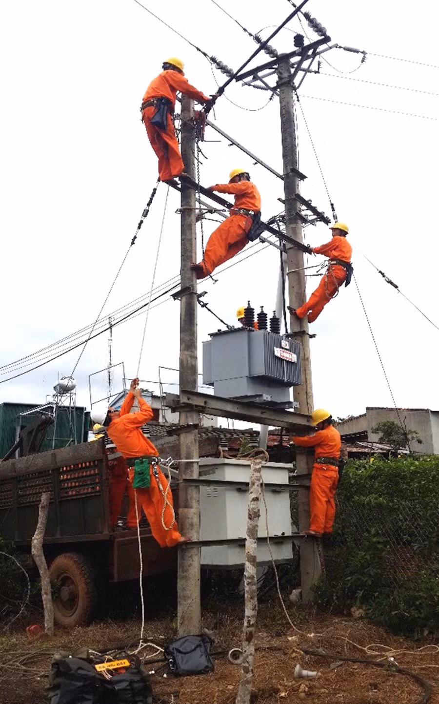 Kiểm tra an toàn lưới điện. Ảnh: Lê Nam