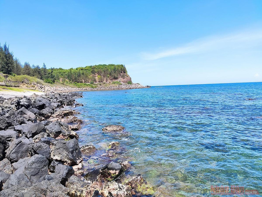 Làn nước biển trong vắt và không khí trong lành, nguyên sơ quanh đảo Cồn Cỏ (Ảnh: MINH DUY)