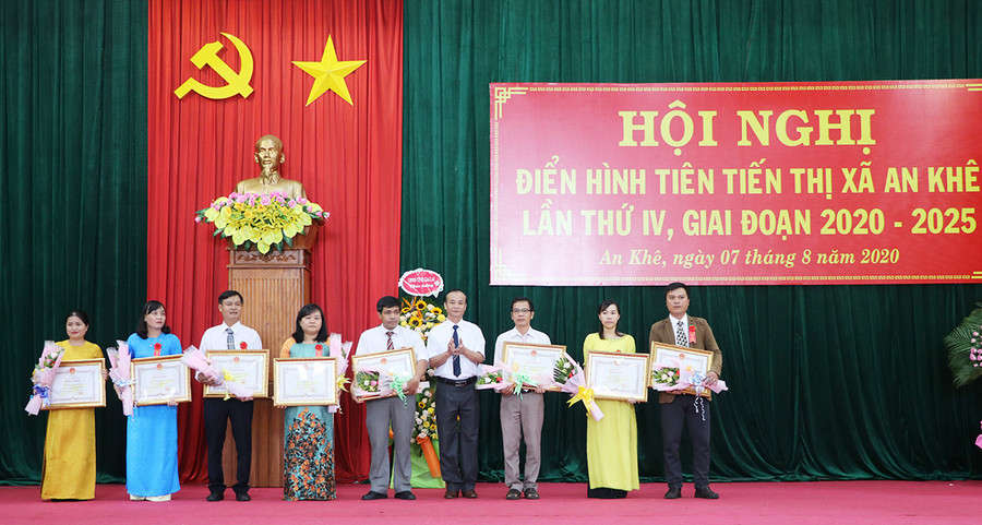 Khen thưởng các điển hình tiên tiến trong phòng thi đua yêu nước giai đoạn 2015-2020. Ảnh: Minh  1Khen thưởng các điển hình tiên tiến trong phòng thi đua yêu nước giai đoạn 2015-2020. Ảnh: Minh