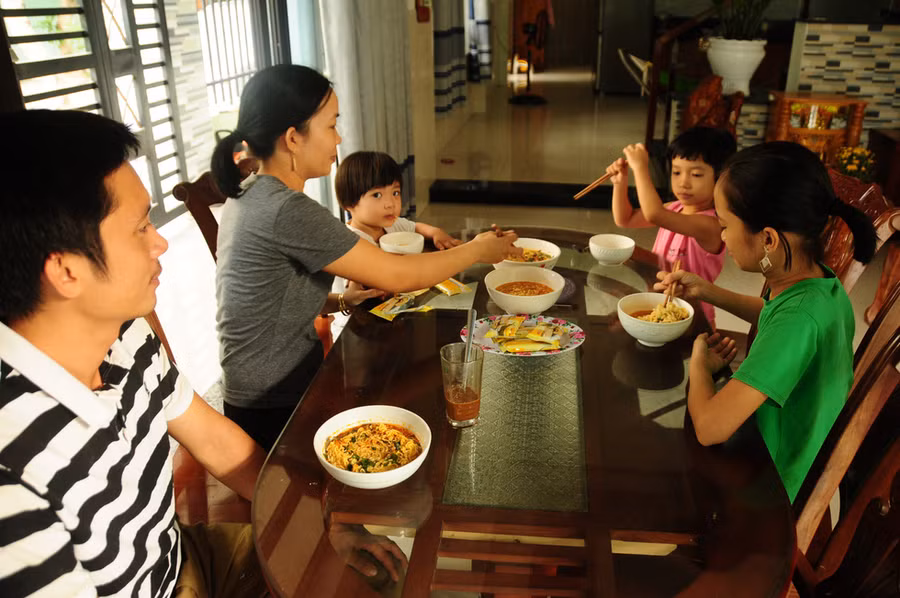 Để chuẩn bị cho lệnh cách ly, gia đình anh Nguyễn Quang Phúc cùng vợ và con đã chuẩn bị mì tôm, thực phẩm dự trữ đủ dùng trong 10 ngày. Từ sáng đến tối, cả gia đình chỉ ở trong nhà mà không dám ra ngoài vì sợ dịch lây lan - Ảnh: B.D