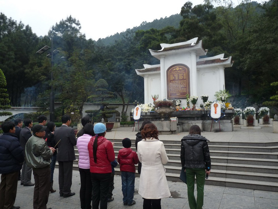  Tưởng niệm trước mộ bia 10 cô gái TNXP Đồng Lộc - Ảnh: Bùi Thuận