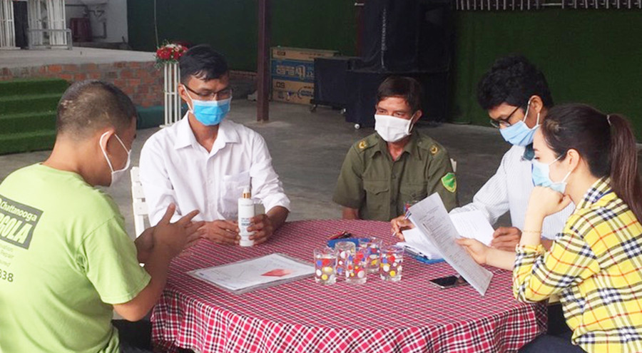 Kiểm tra công tác đảm bảo an toàn tại cơ sở kinh doanh dịch vụ ăn uống ở huyện Kông Chro. Ảnh: Hoành Sơn Kiểm tra công tác đảm bảo an toàn tại cơ sở kinh doanh dịch vụ ăn uống ở huyện Kông Chro. Ảnh: Hoành Sơn