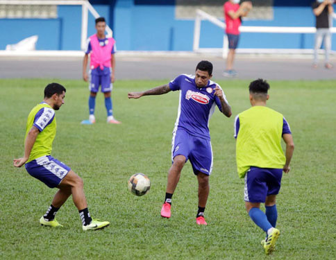 Ariel Rodriguez (trái) và Guillermo Ortiz (thứ hai bên phải) trong buổi tập của CLB TP HCM chiều 11-8. Ảnh: ANH KHOA
