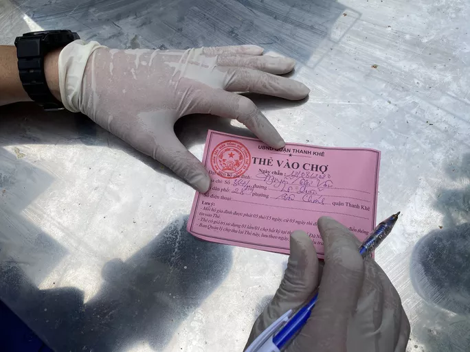 Phiếu ngày chẵn có màu hồng được điền đầy đủ thông tin người đi chợ hoặc chủ hộ để giúp tra cứu dịch tễ khi cần thiết