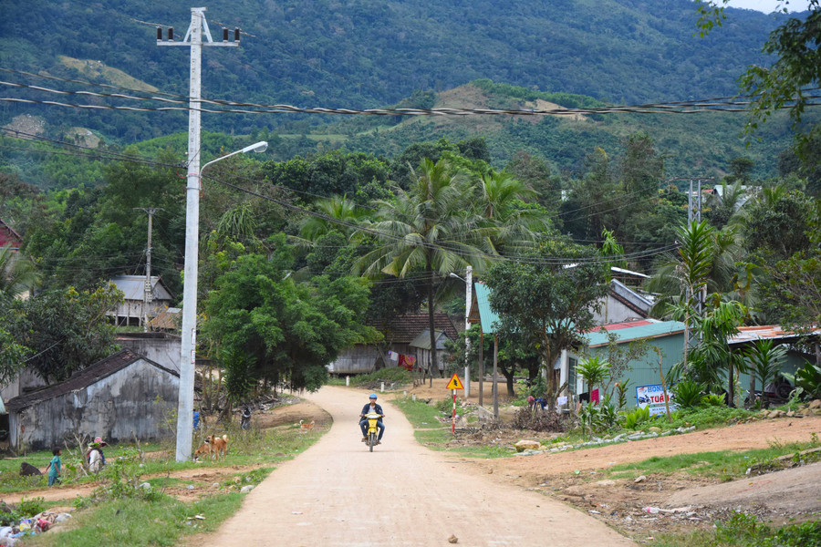 Hệ thống đường giao thông nông thôn ngày càng hoàn thiện góp phần thúc đẩy kinh tế-xã hội phát triển, xây dựng NTM. Ảnh: Quang Tấn 