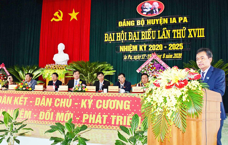 Đồng chí Hồ Văn Niên-Ủy viên dự khuyết Ban Chấp hành Trung ương Đảng, Bí thư Tỉnh ủy, Trưởng đoàn đại biểu Quốc hội tỉnh phát biểu chỉ đạo tại Đại hội. Ảnh: Vũ Chi Đồng chí Hồ Văn Niên-Ủy viên dự khuyết Ban Chấp hành Trung ương Đảng, Bí thư Tỉnh ủy, Trưởng đoàn đại biểu Quốc hội tỉnh dự và chỉ đạo Đại hội