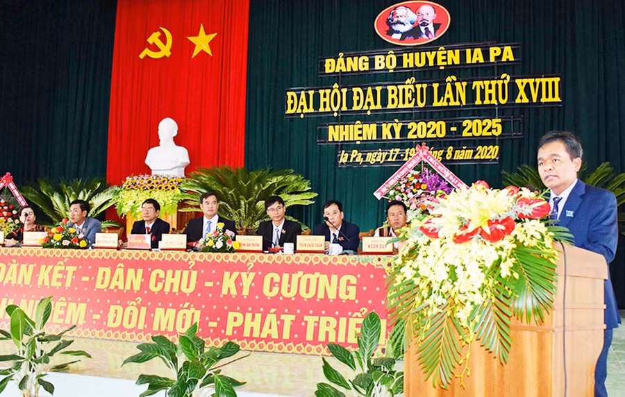 Đồng chí Hồ Văn Niên-Ủy viên dự khuyết Ban Chấp hành Trung ương Đảng, Bí thư Tỉnh ủy, Trưởng đoàn đại biểu Quốc hội tỉnh dự và chỉ đạo Đại hội