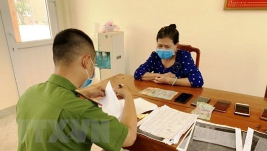 Đối tượng Lê Thị Minh Khánh tại cơ quan công an. (Ảnh: TTXVN phát)