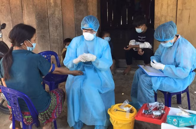 Nhân viên y tế Đắk Lắk khám sàng lọc cho người dân ở vùng dịch bạch hầu ẢNH: SỞ Y TẾ ĐẮK LẮK