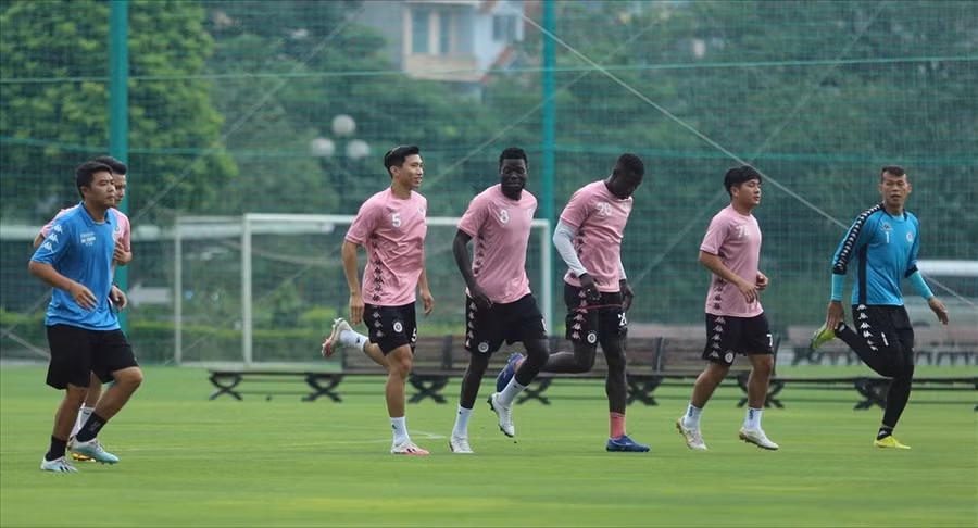 Văn Hậu trong buổi tập đầu tiên cùng Câu lạc bộ Hà Nội. Ảnh: Thanh Xuân