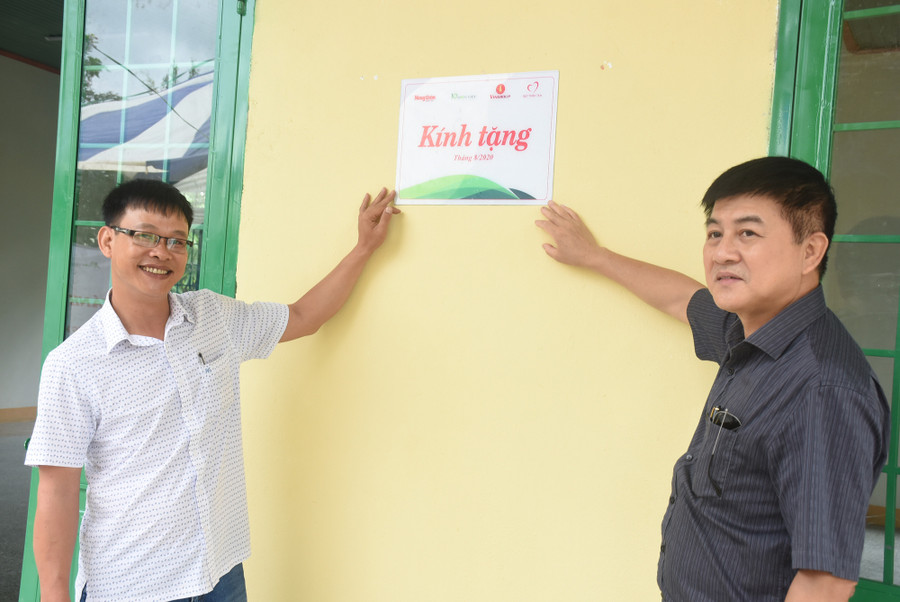 Ông Phan Huy Hà - Phó Tổng Biên tập Báo NTNN Điện tử Dân Việt (bên phải ảnh) cho biết Báo sẽ tiếp tục công tác từ thiện, hỗ trợ bà con ở các vùng miền còn khó khăn trên cả nước.