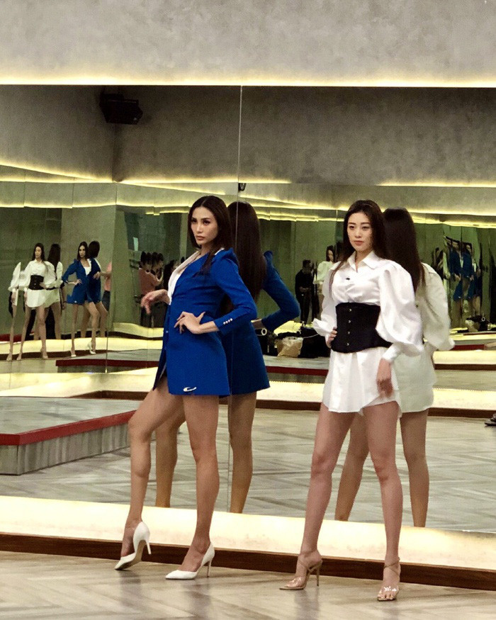  Võ Hoàng Yến trực tiếp chỉnh sửa cách nhìn bằng mắt của Khánh Vân tại phòng tập với những bí quyết nhỏ.