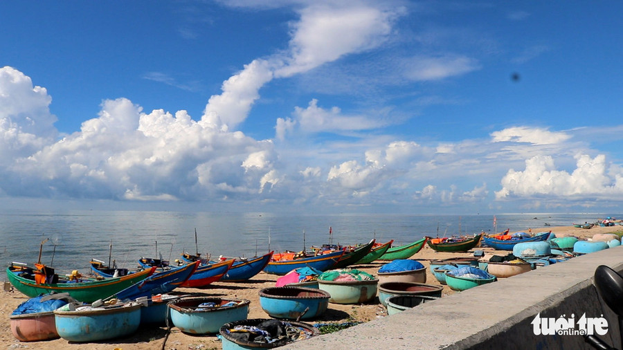Nhiều thuyền thúng của ngư dân được neo đậu trên bờ cát ở làng chài Phước Hải - Ảnh: THANH NGÂN