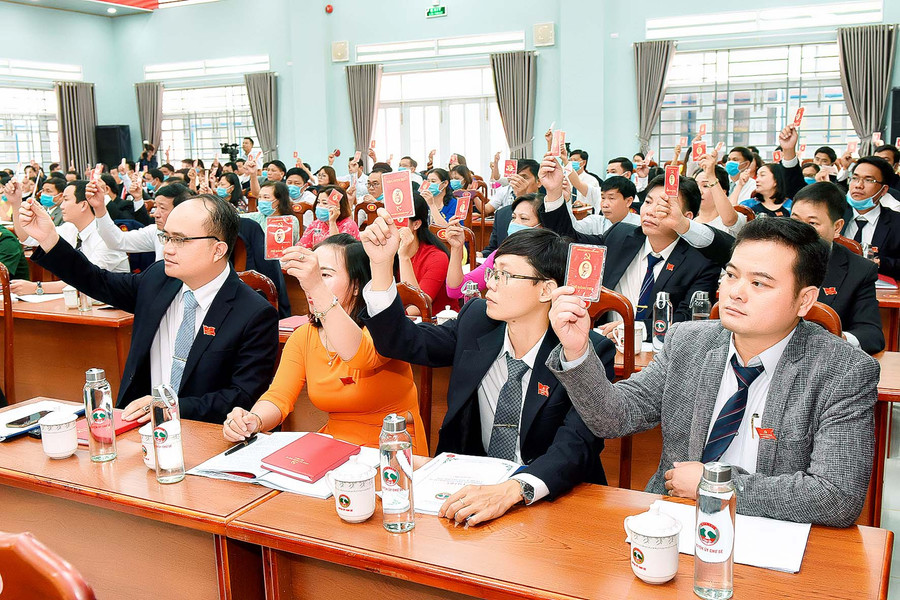 Các đại biểu biểu quyết số lượng bầu Ban Chấp hành Đảng bộ huyện khóa X. Ảnh: Đức Thụy 