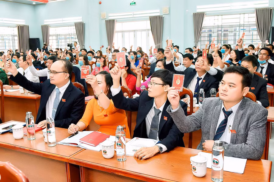 Các đại biểu biểu quyết số lượng bầu Ban Chấp hành Đảng bộ huyện khóa X. Ảnh: Đức Thụy 