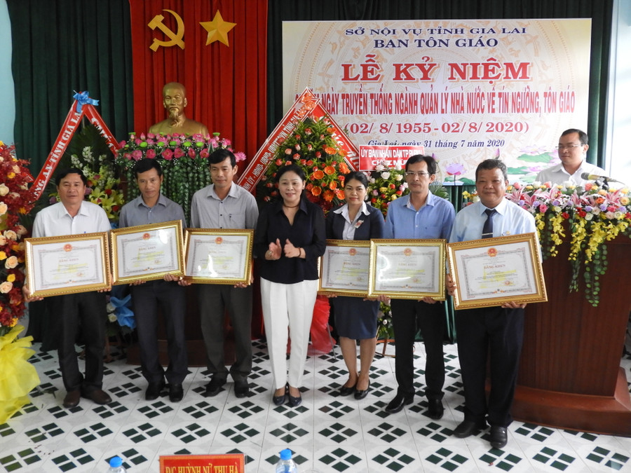 Phó Chủ tịch UBND tỉnh Huỳnh Nữ Thu Hà trao bằng khen của Chủ tịch UBND tỉnh cho các tập thể có thành tích xuất sắc trong công tác quản lý Nhà nước về tôn giáo. Ảnh: Thanh Nhật