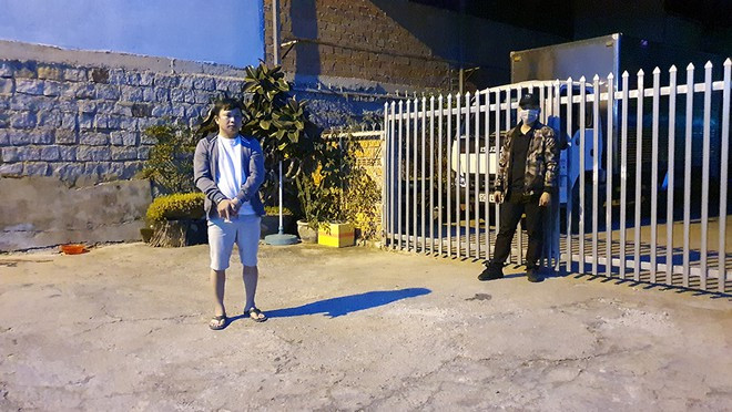 Tuấn thực nghiệm hiện trường vụ chiếm đoạt xe của ông Bản ẢNH: GIA BÌNH