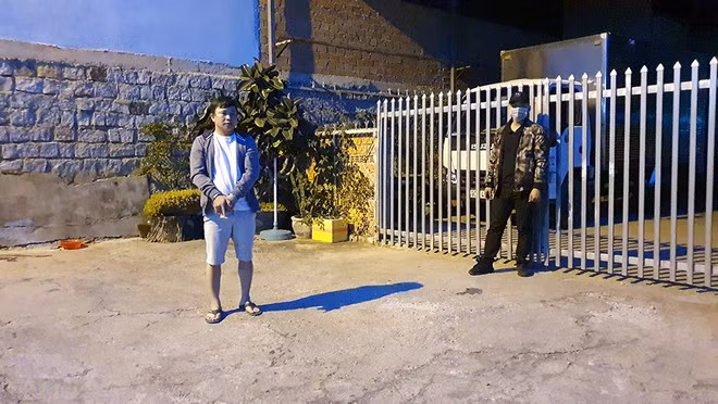 Tuấn thực nghiệm hiện trường vụ chiếm đoạt xe của ông Bản ẢNH: GIA BÌNH