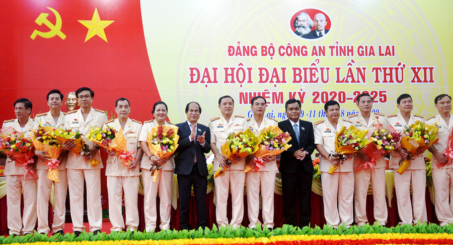 Lãnh đạo tỉnh tặng hoa chúc mừng Ban Chấp hành Đảng bộ Công an tỉnh nhiệm kỳ 2020-2025. Ảnh: V.H Lãnh đạo tỉnh tặng hoa chúc mừng Ban Chấp hành Đảng bộ Công an tỉnh nhiệm kỳ 2020-2025. Ảnh: V.H