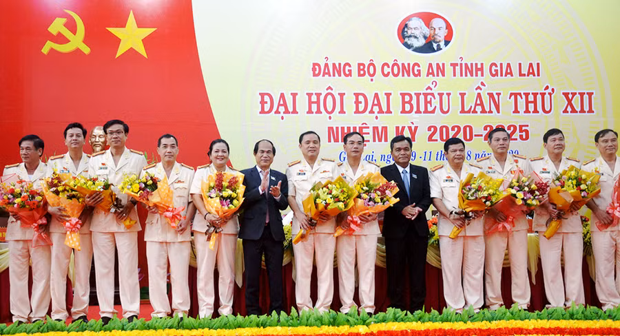 Lãnh đạo tỉnh tặng hoa chúc mừng Ban Chấp hành Đảng bộ Công an tỉnh nhiệm kỳ 2020-2025. Ảnh: V.H