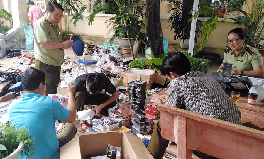  Lực lượng QLTT kiểm đếm hàng hóa vi phạm. Ảnh: V.T