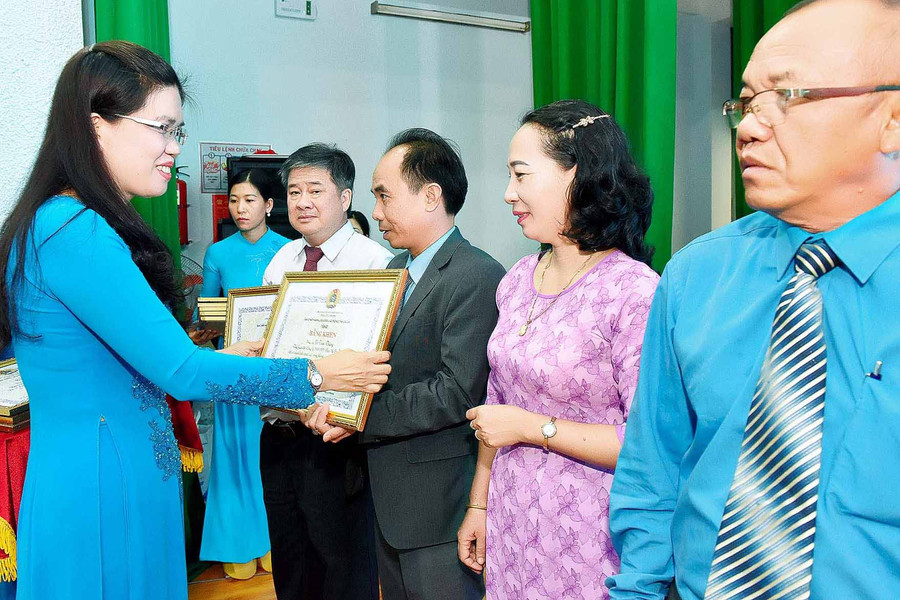 Bà Trần Lệ Nhung-Chủ tịch LĐLĐ tỉnh trao bằng khen cho các cá nhân, tập thể điển hình tiên tiến. Ảnh: Đức Thụy Bà Trần Lệ Nhung-Chủ tịch LĐLĐ tỉnh trao bằng khen cho các cá nhân, tập thể điển hình tiên tiến. Ảnh: Đức Thụy