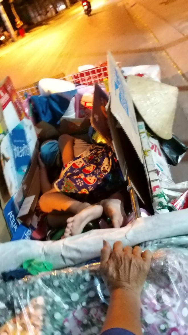 Trong xe ve chai, bé N. nằm ngủ co ro