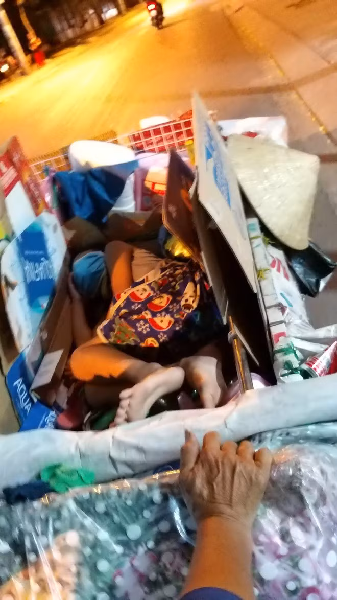 Trong xe ve chai, bé N. nằm ngủ co ro