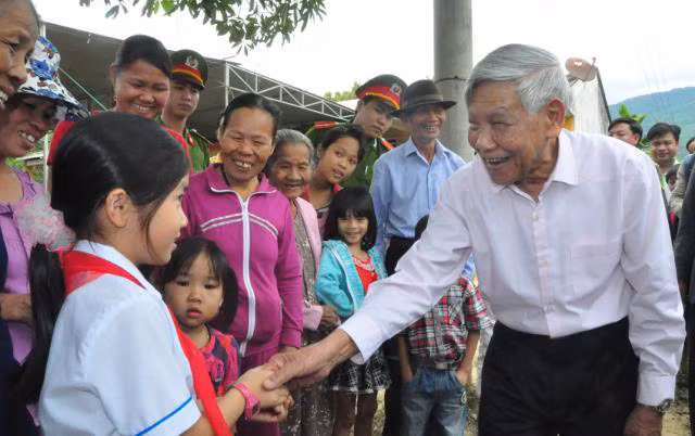 Nguyên Tổng Bí thư Lê Khả Phiêu thăm lại Phương Trung tháng 3/2016. Ảnh: Hoàng Liên.