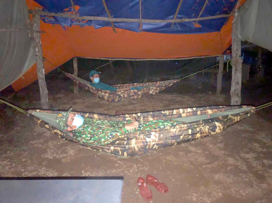 Nơi ăn ở của cán bộ, chiến sĩ trên chốt kiểm soát phòng-chống dịch Covid-19 ở suối Đen (Đồn Biên phòng Ia Lốp) còn nhiều thiếu thốn. Ảnh: Phương Dung